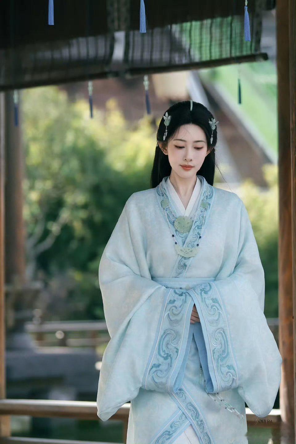 孟子义将门独后今日路透，妆造和状态都很好发饰和服装都很精致诶 