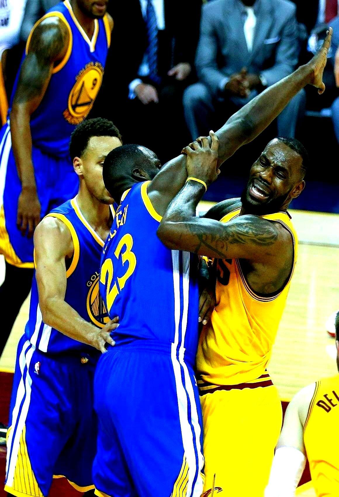 老詹亲口承认，16年总决赛格林被禁赛，他心里咯噔一下，反而更慌了。
 
他怕的不