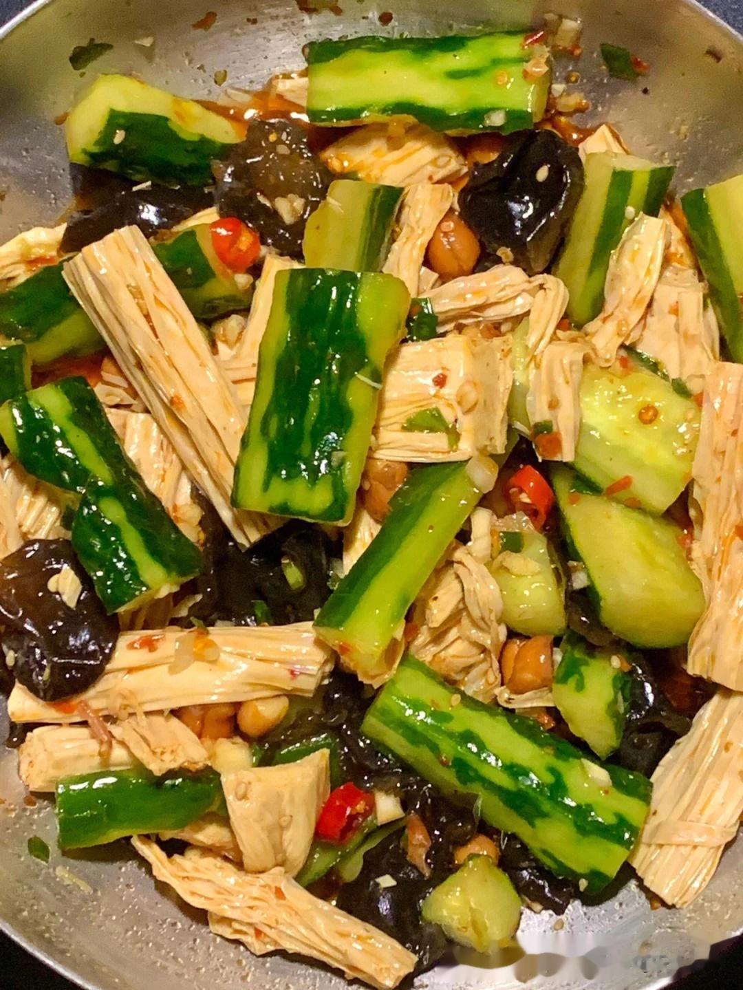 #晒晒我的拿手菜# 
食材:
黄瓜、木耳、面筋、腐竹、香菜、花生米
大蒜末、辣椒