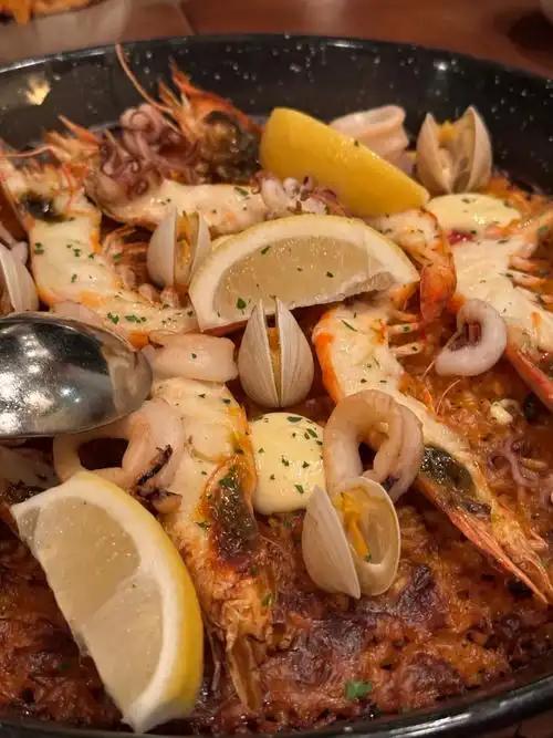 为什么西班牙选不出一道全民公认的国菜。
 
西班牙作为美食大国，海鲜饭、伊比利亚