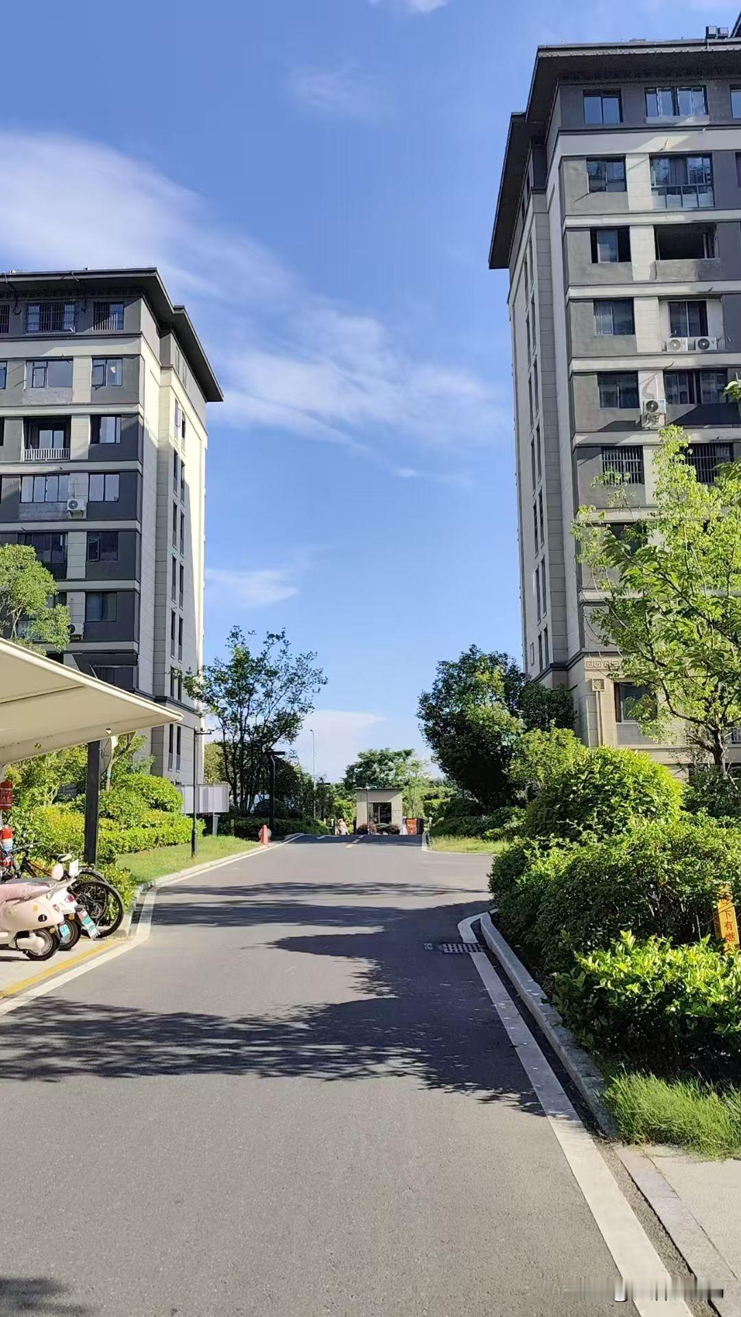 我们滁州离南京近就是好！休息天自驾或是坐车都很方便。看病也会相信南京的医院。
