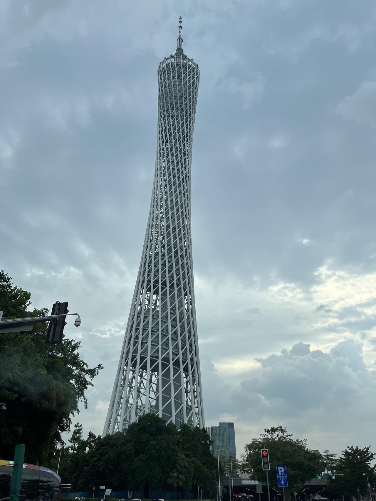 广州塔，那可是广州的标志性建筑，昵称“小蛮腰”。它总高度 610 米，在世界上都