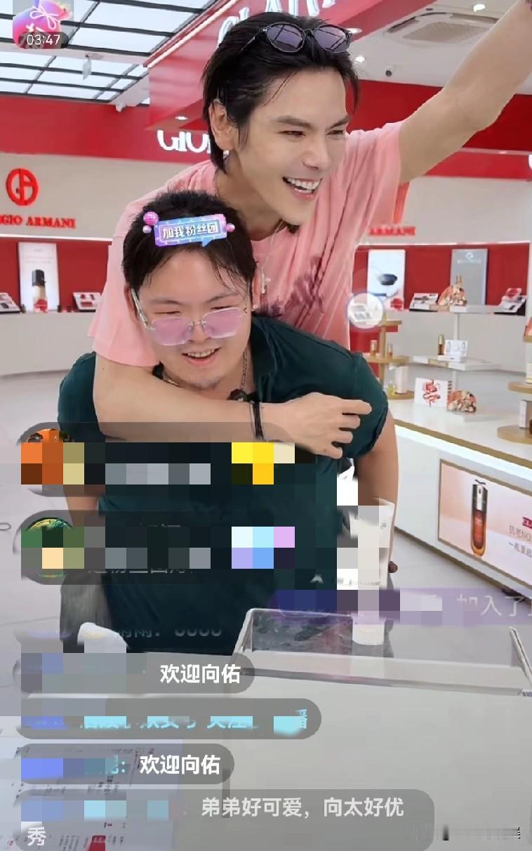 6月23日晚，向佑出现在哥哥向佐的直播间，兄弟俩头一次合体同框出现，令不少网友惊