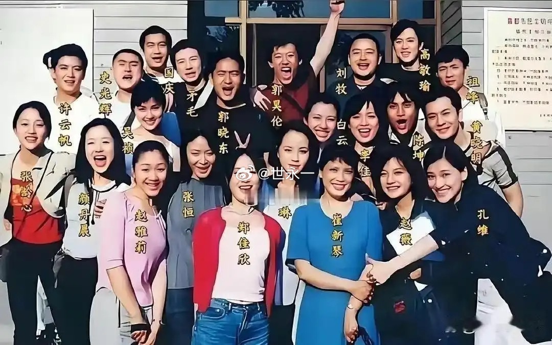 原来黄晓明当时在班里就已经是颜值天花板的存在了！ 