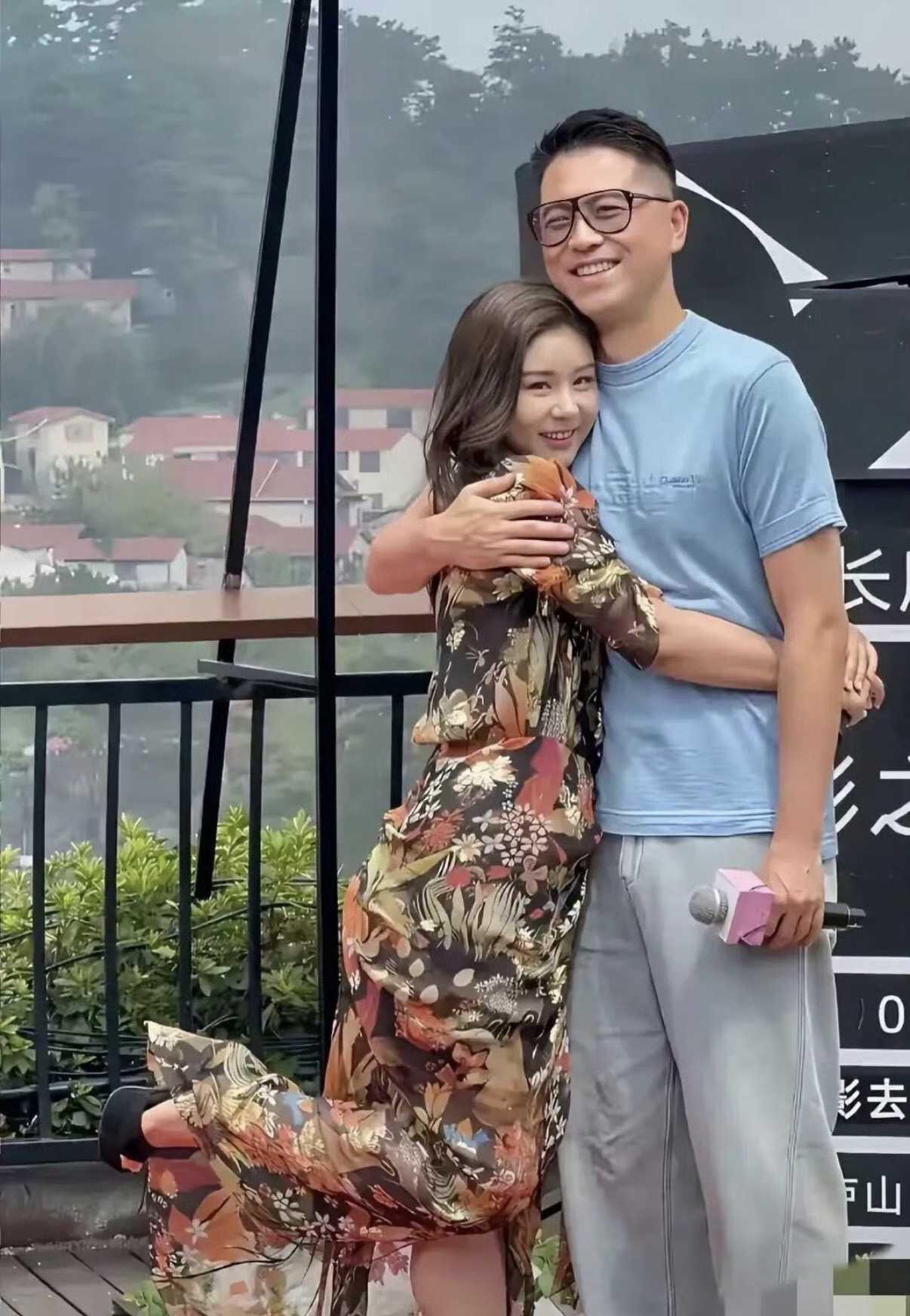 他们两位是娱乐圈里最不会离婚的一对，李小萌的身材，样貌，演技均一流，长相还甜美，