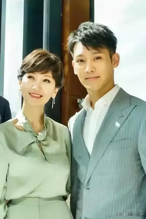 赵雅芝有三个儿子，其中只有小儿子黄恺杰，多得老天一份厚爱，完美继承赵雅芝容貌，其