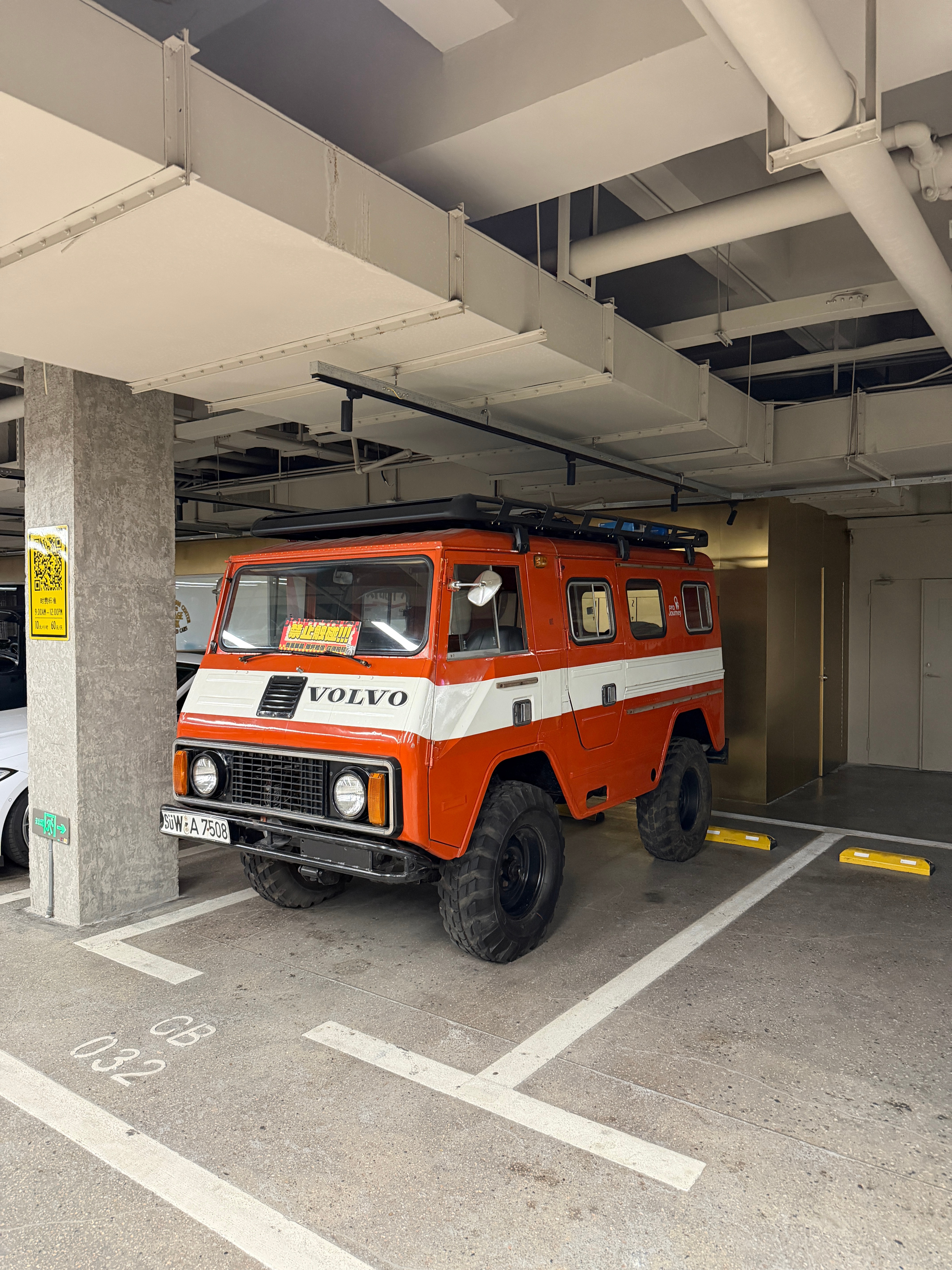 卧槽兄弟们，你看我看见一台什么车！沃尔沃小狗我太喜欢这造型了 真好看啊 