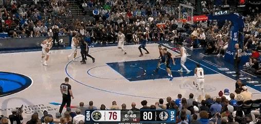 炸裂重扣！这样的浓眉谁要？
在今天NBA常规赛独行侠对阵掘金的第三节比赛中，浓眉