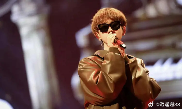 今天汪苏泷全新专辑《推倒乌托邦》正式揭开面纱啦！🎉此前他以黑金色极简头像悄悄埋