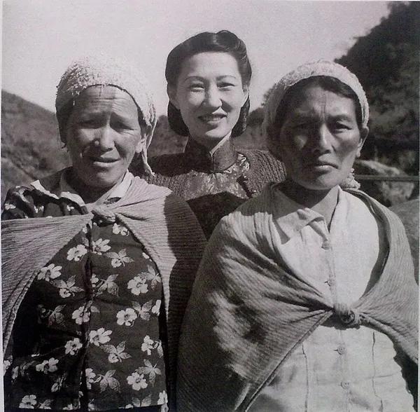 1954年，井上温泉，赵一荻和高山族妇女合影。1946年11月—1957年10月