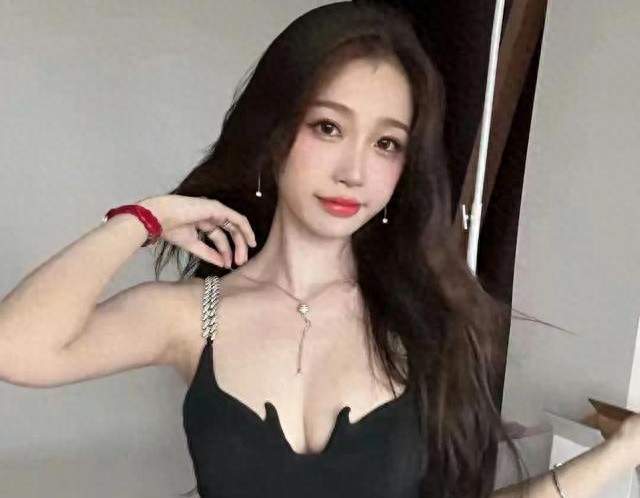 28岁虞书欣紧身裙自信秀曲线，前凸后翘健康美，给普通女孩上一课