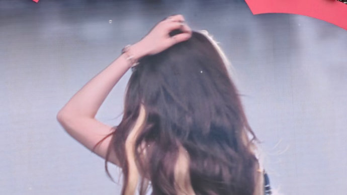 陈昊宇泡泡岛舞台陈昊宇也是在家门口唱上了 陈昊宇在福州泡泡岛的暗黑长裙造型太杀了