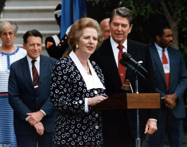 [微风]同样是一国的女首相，同样是与美国总统在一起，看看她们的表情和气度就高下立