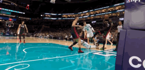 拉梅洛鲍尔真是太恶心了！
鲍尔最近可谓是把自己人品败光了，先是在队内和队友克尼佩