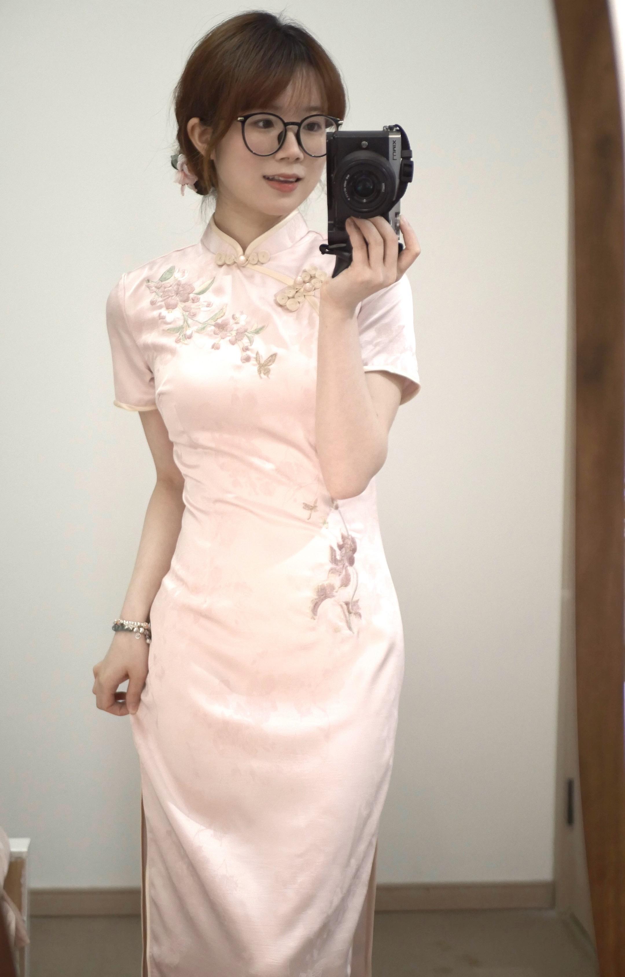 特别精致好看的粉缎旗袍～