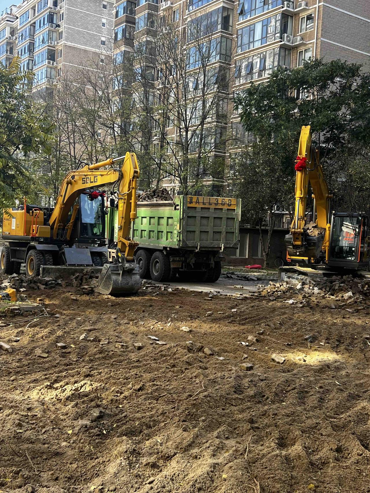 小区换新的地砖
两辆新挖掘机同时开工[赞][赞][赞]