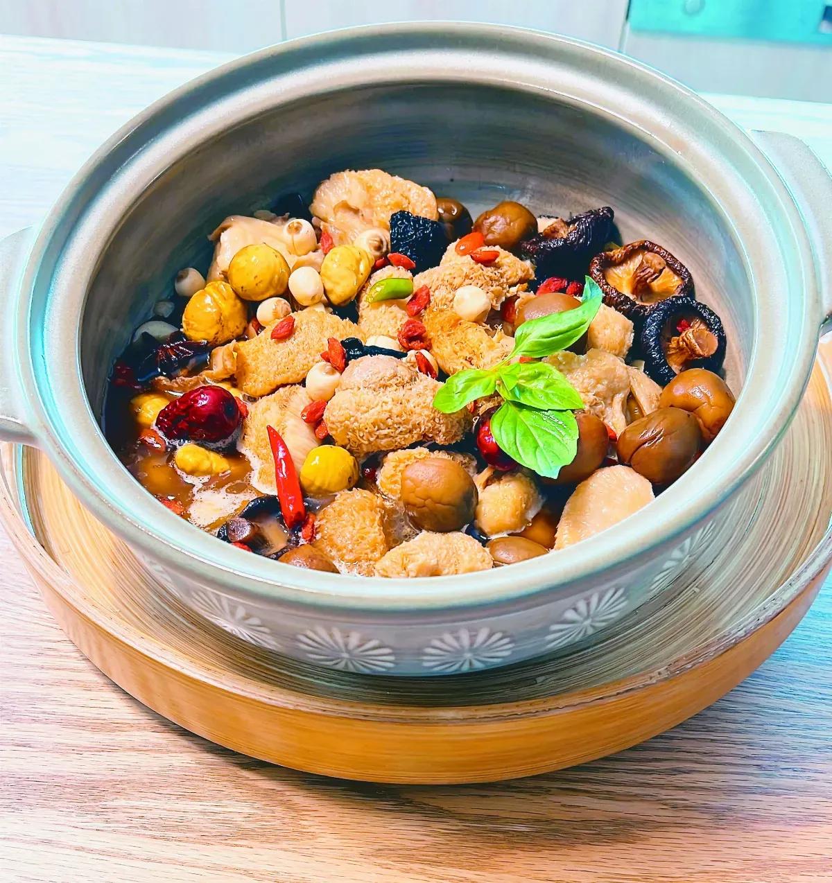 梅香茶油咸八宝

食材
麻油2大匙、苦茶油2大匙、老姜片约10片、干香菇（发泡）