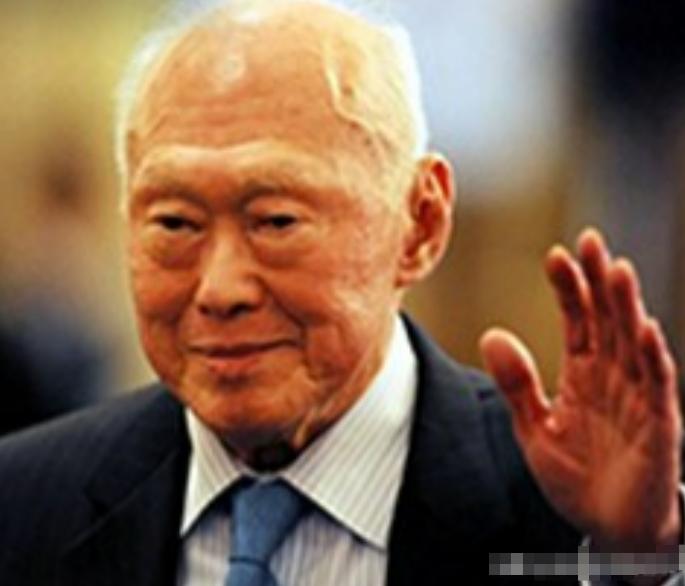 日本侵占新加坡时期，1943 年李光耀进入日军报道部担任英文编辑，核心工作是监听