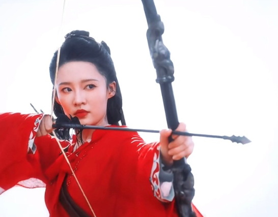 李沁桔梗李沁与桔梗的适配度 李沁的桔梗造型细节满分，红白巫女服的配色与她的肤色相