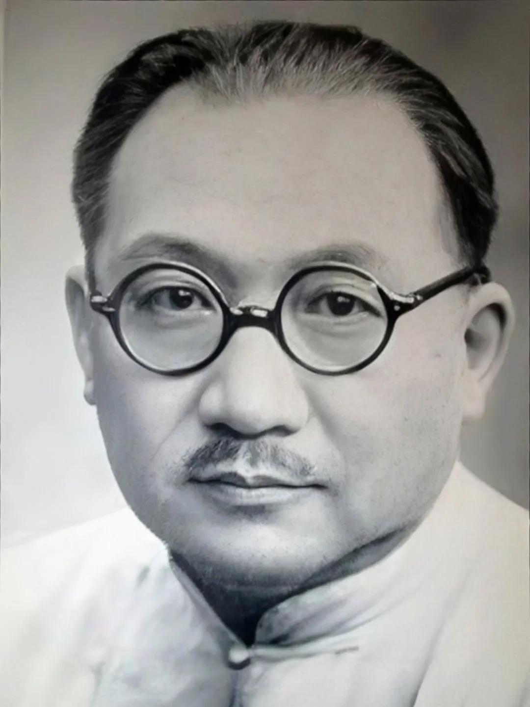 轰炸重庆那会儿，一天，孔祥熙去李子坝中央银行视察，遇日机来袭，隔壁交通银行爆炸起