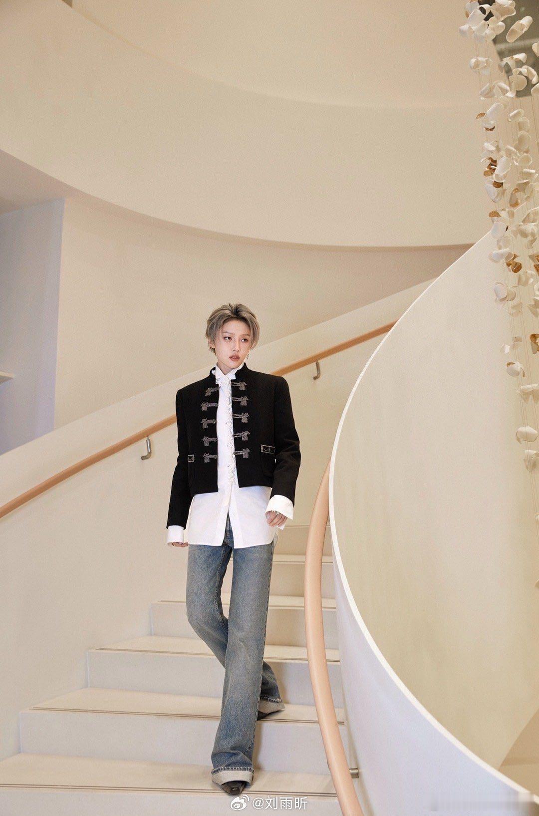 刘雨昕给粉丝送姜茶 冬天的温暖全靠她！北京线下活动高清镜头抗打，贵气感拉满，姜茶