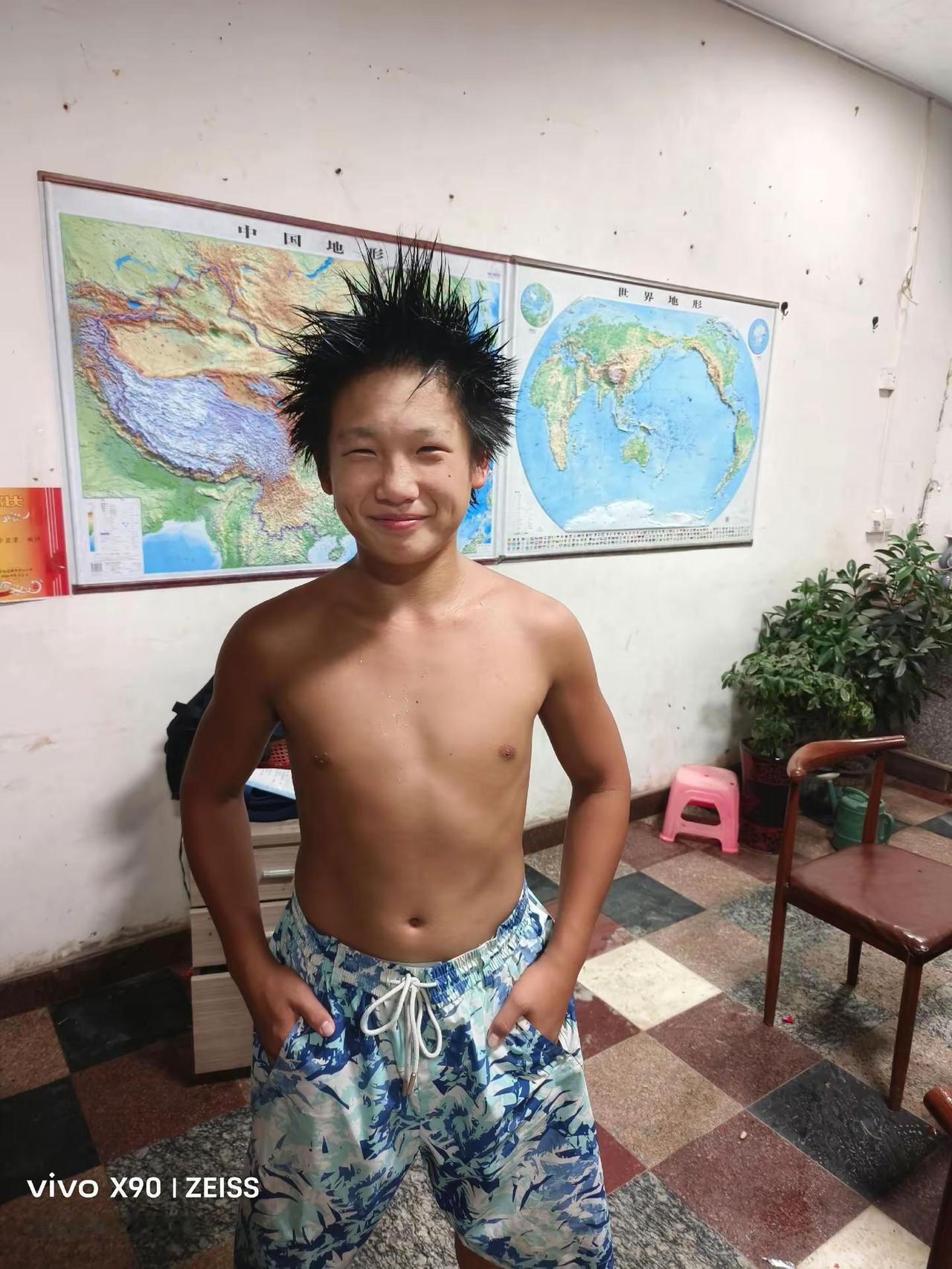 爆炸头男孩