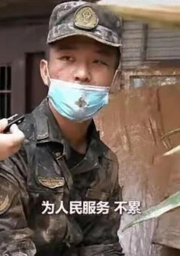 让人心疼！7月10日，广西宾阳县甘棠镇洪水退去，21岁的李晓康入伍才4个月，正跟