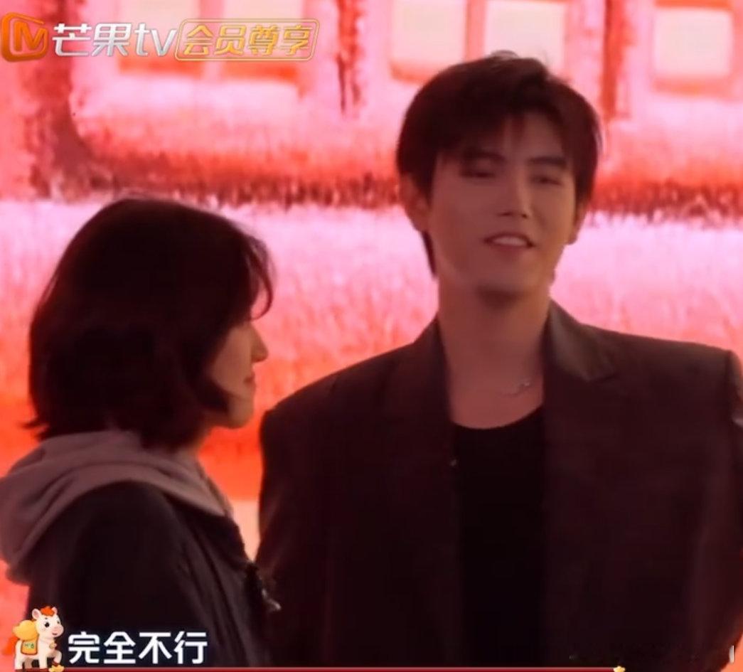 陈飞宇孙千i人属性藏不住了陈飞宇让孙千坐近点，孙千直接说自己也社恐，这对话简直是