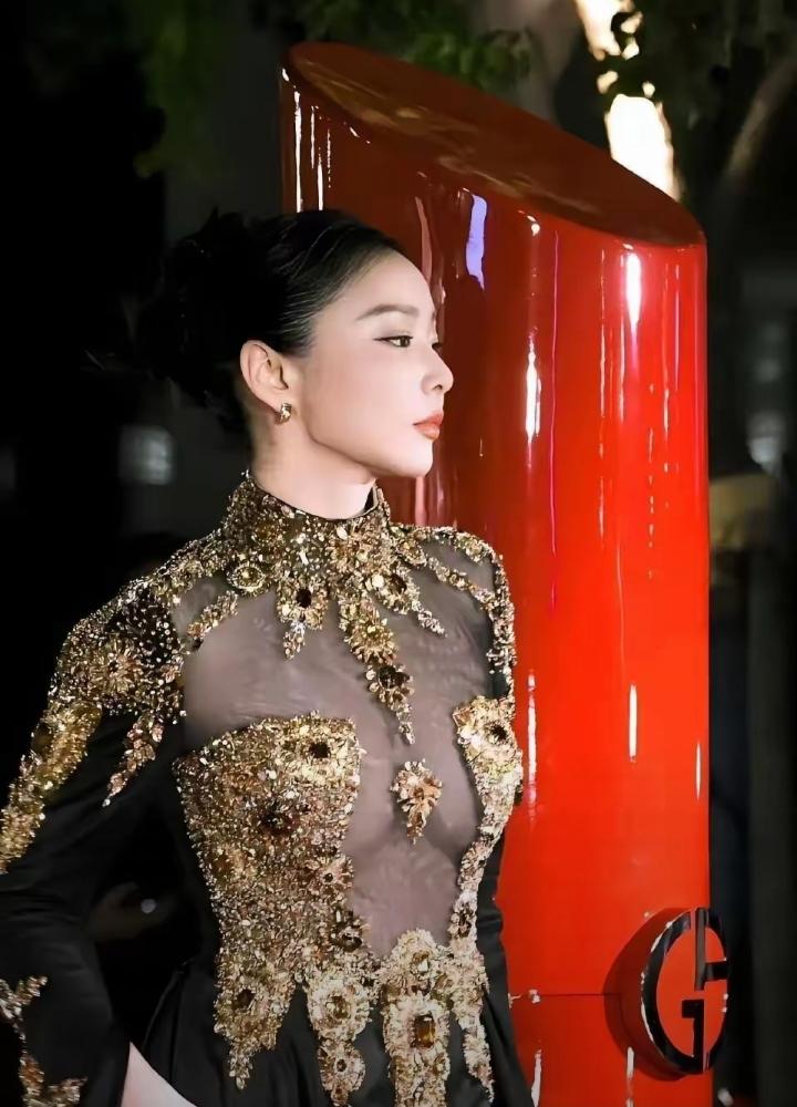 高叶的美从不是千篇一律的甜妹款，自带浑然天成的御姐气场太戳人！骨相精致自带故事感