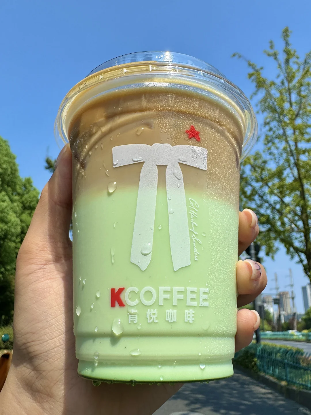 夏天火气旺，来杯冰吸绿豆味生椰拿铁消消火