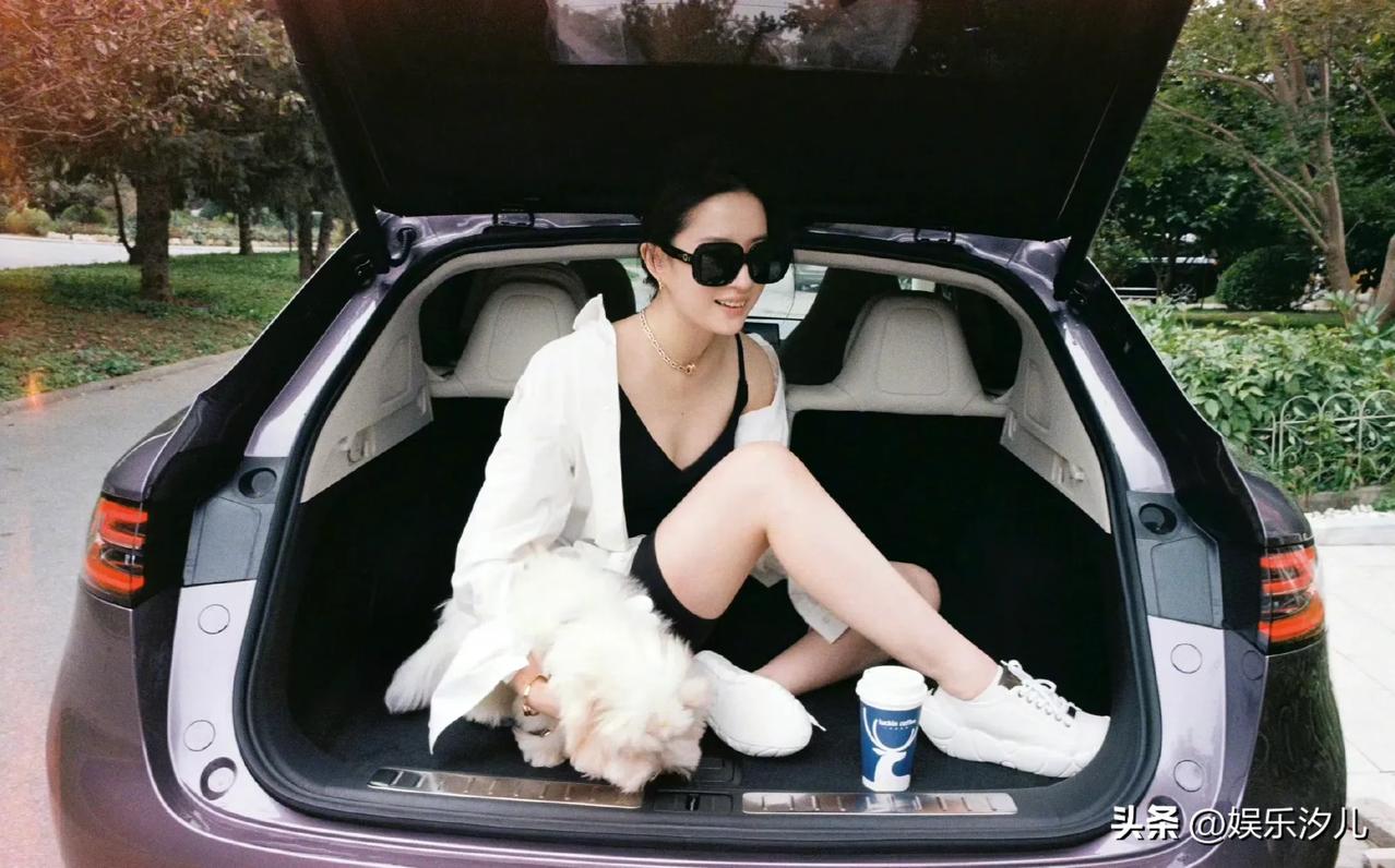 聊到刘亦菲
刘亦菲和宋承宪分手后
刘亦菲大多数时间都是和她妈妈在一起
以为会和别