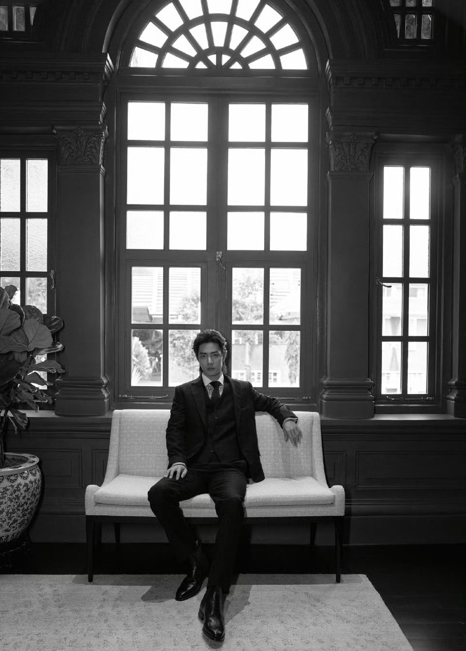 肖战｜黑西装长发亮相新加坡活动，东方巨星的新加坡之行。集雅痞优雅于一身，想不出来