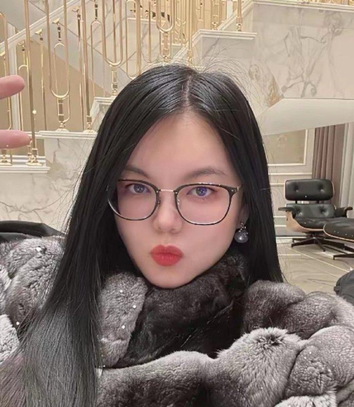 李湘回长沙娘家，发了几张家里的照片。照片背景看起来像酒店大堂，网友却都盯着她身后