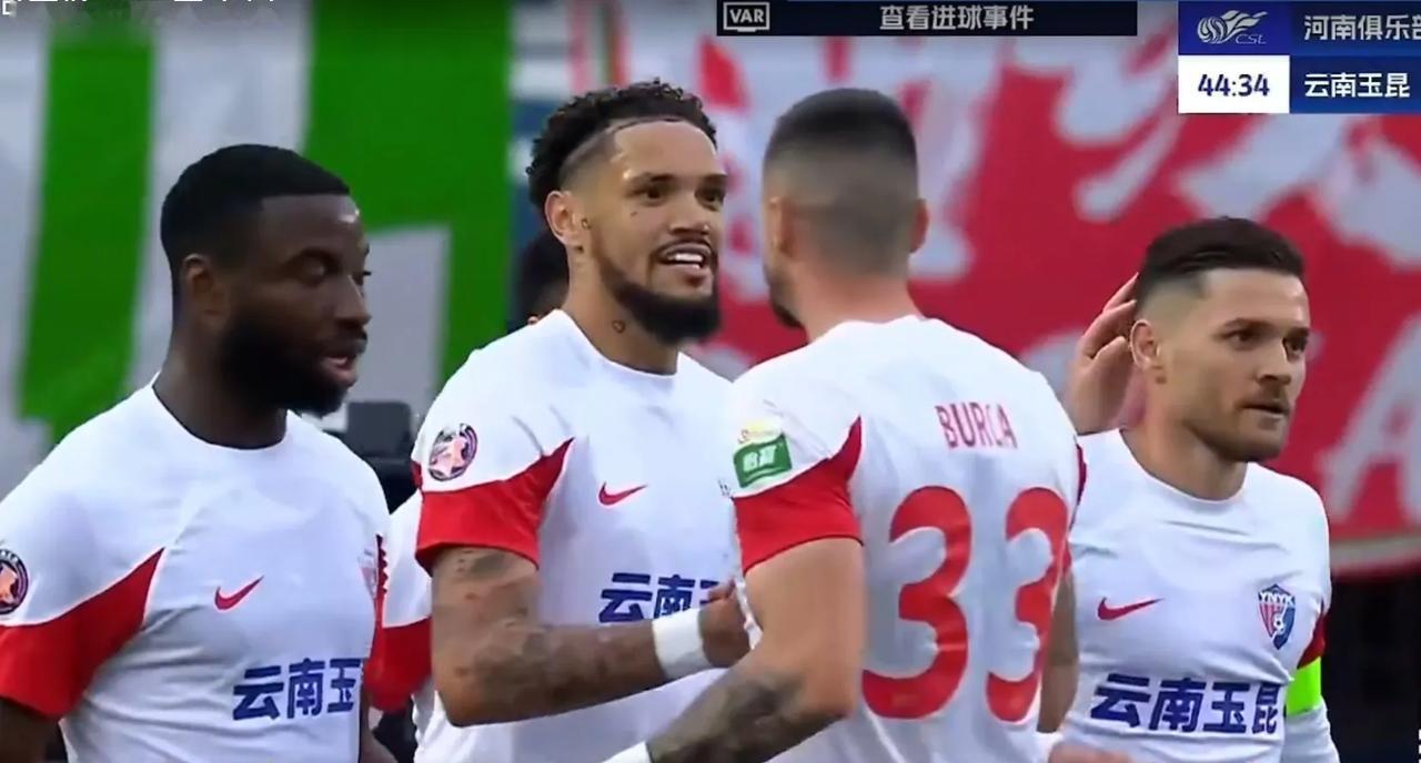 河南队守门员45分钟送大礼，河南队后卫回传守门员，守门员停球停大了，恩里克抢断守
