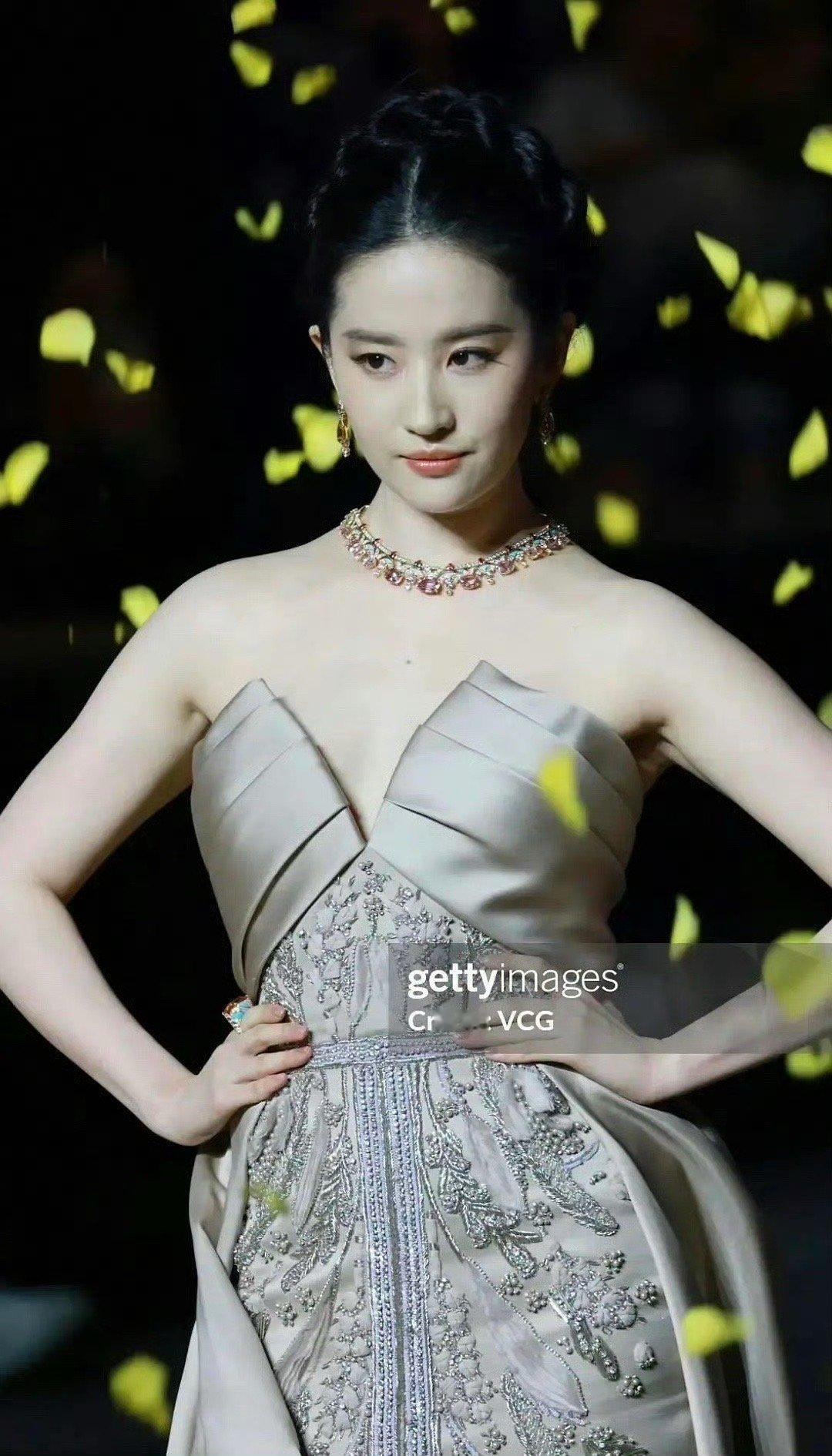 刘亦菲身材虽然比其他女明星肉一点，但是脸没得说 ​​​