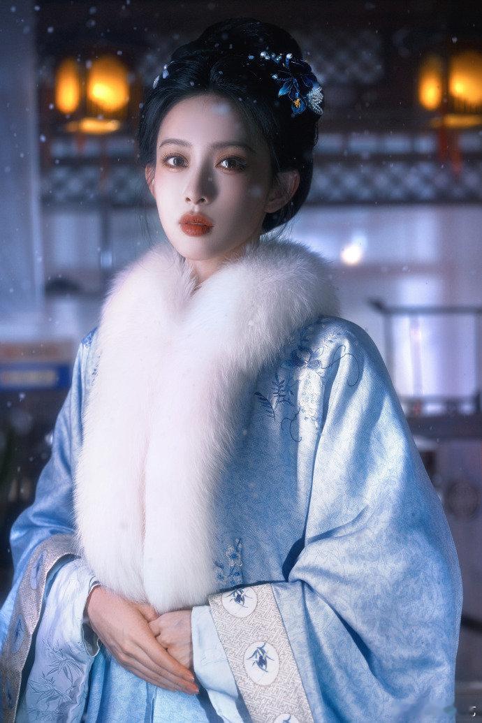 孟子义这一世为自己而活   孟子义玉兰大片 孟子义身着盛装现身玉兰大片，冬月飘雪