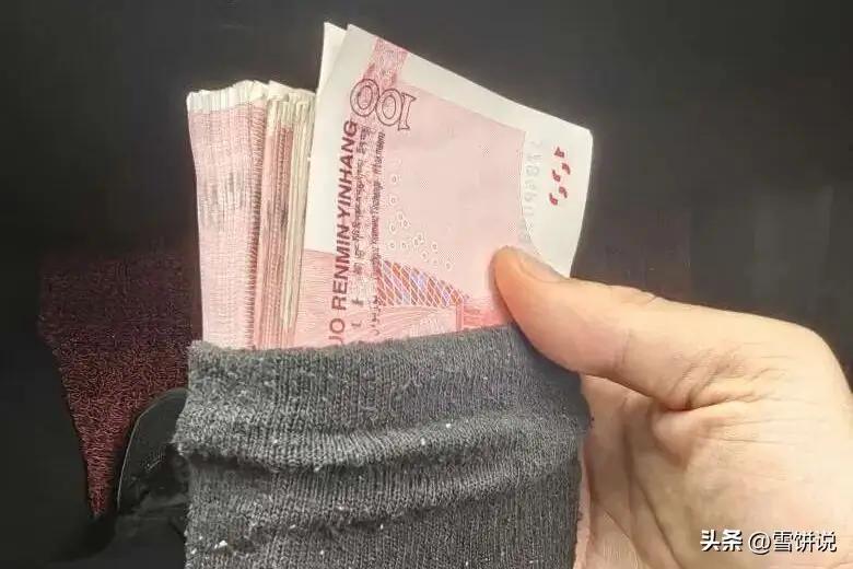 浙江温州，一男子凌晨4点在外闲逛时，发现一辆车的后备箱没有上锁，随后从车里翻出1