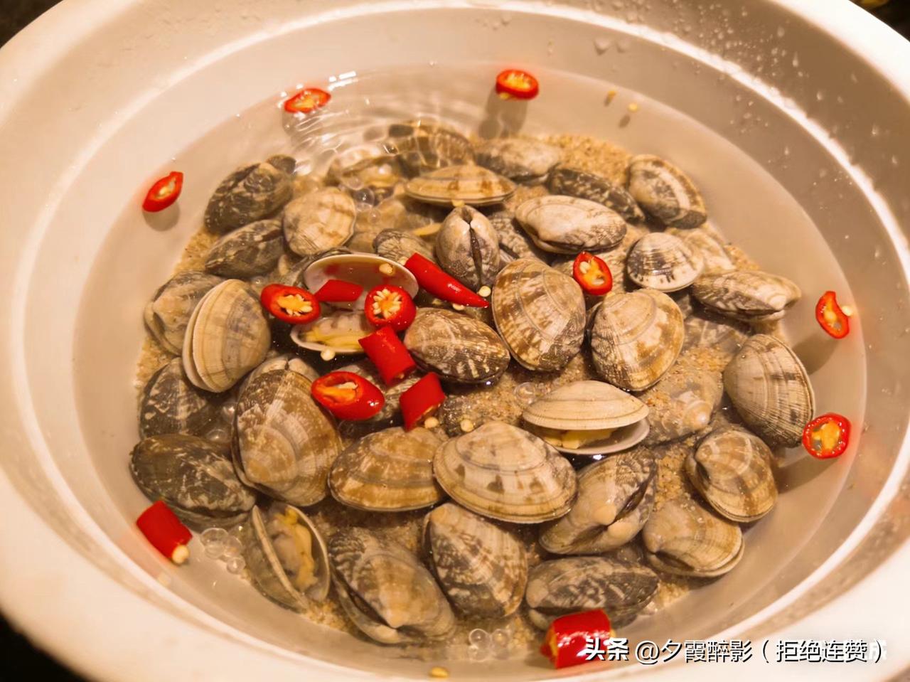 家有小妙招
 
花甲总带沙？教你一招超管用！
吃花甲时，往盆里丢点小米辣，花甲受