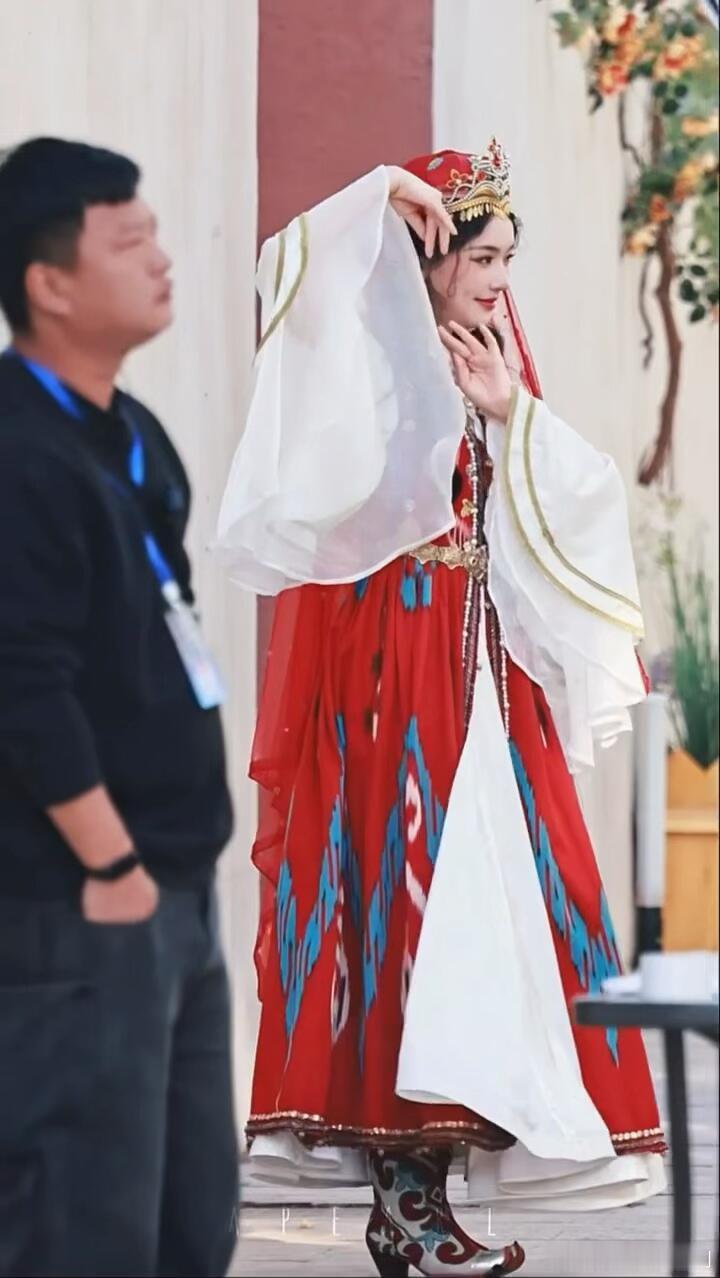 宇宙闪烁请注意新疆路透华丽精致的民族穿搭，异域感直接拉满妆造各有特色，狠狠期待节