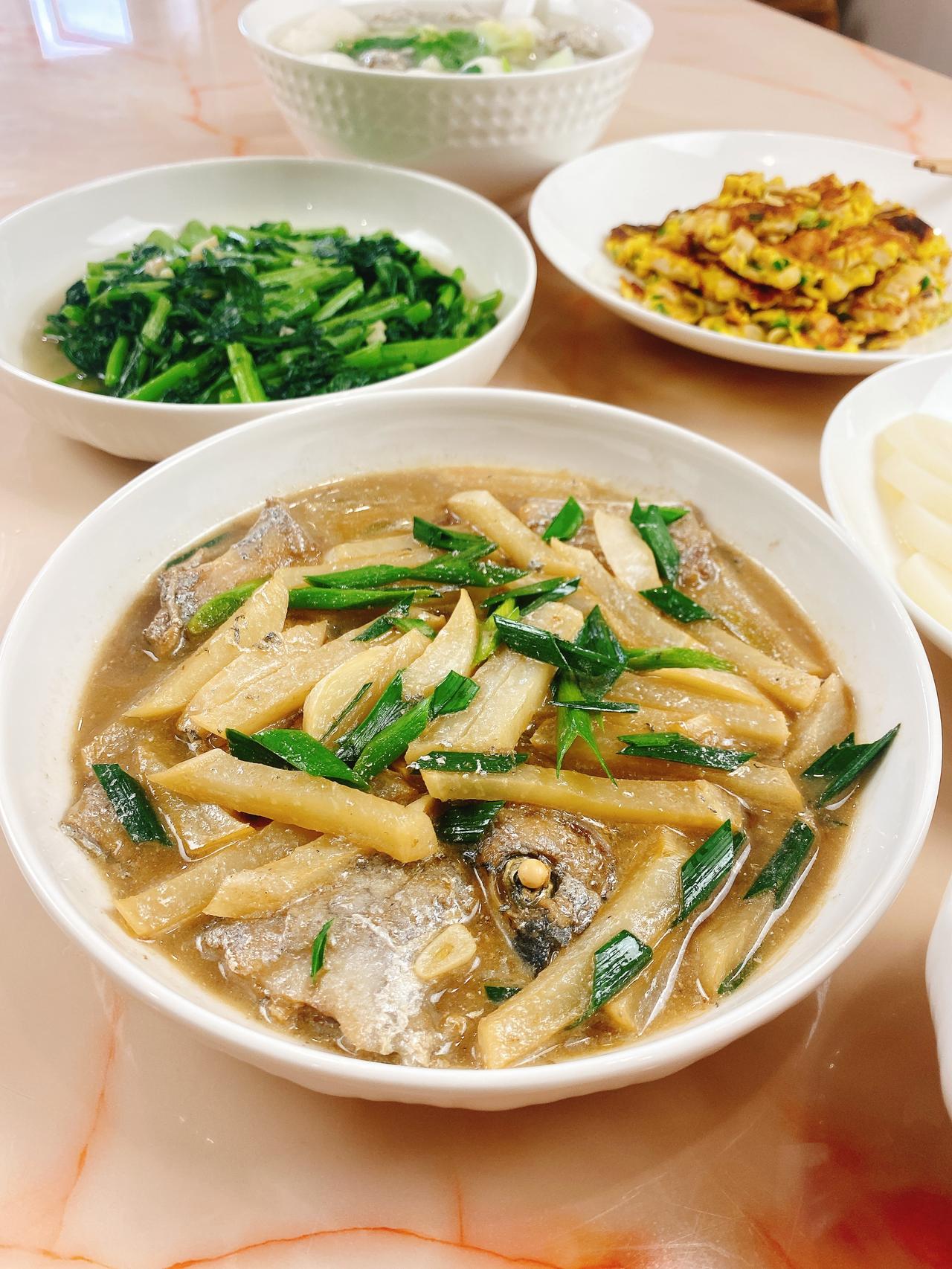 出了温州就吃不到的一道菜：盘菜烧带鱼

盘菜和白萝卜不一样，但是它长得像白萝卜，