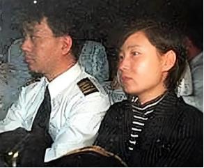 1998年，国航机长袁斌只因为不满分房制度，携带着妻子，驾驶载有95名乘客的飞机