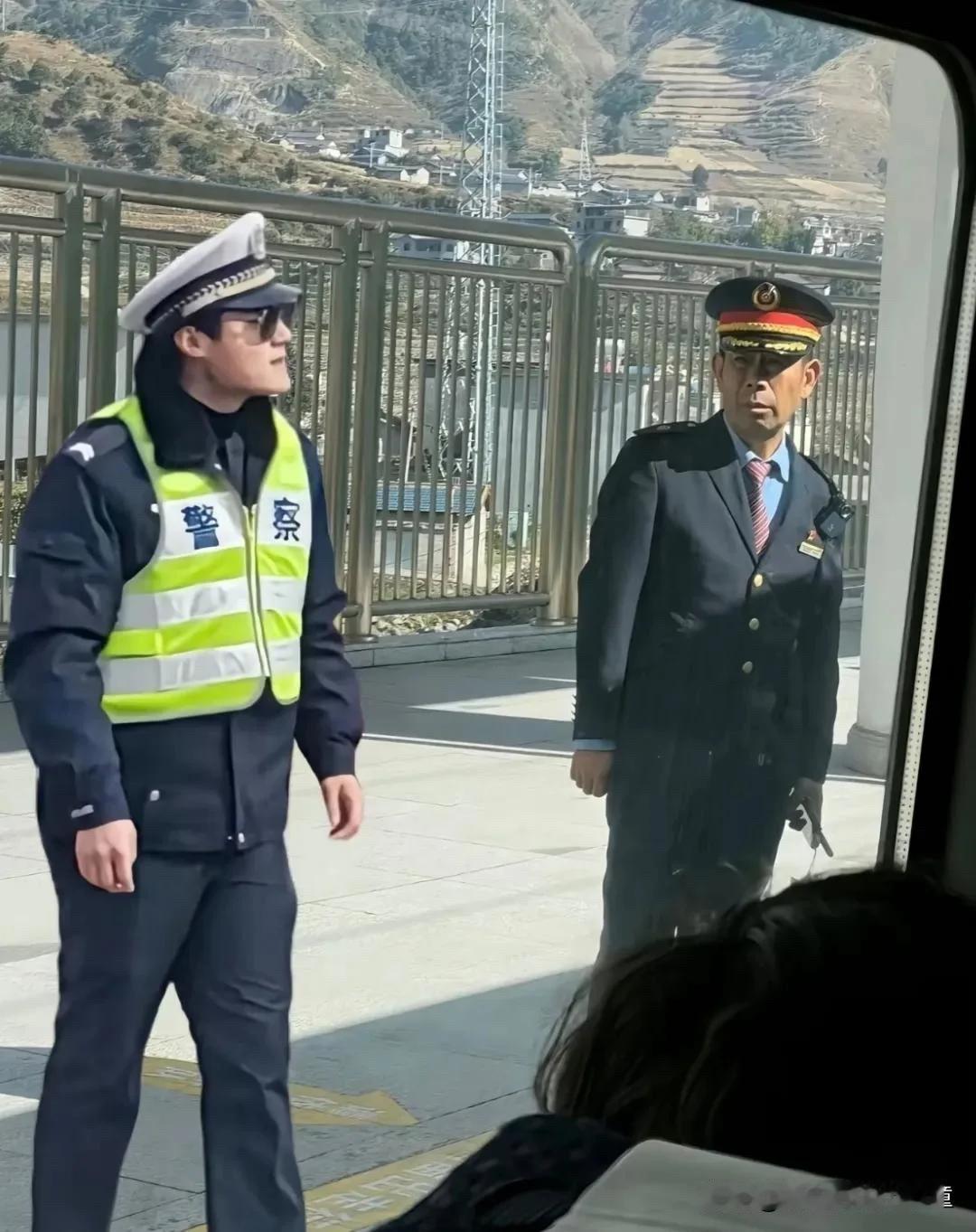 在站台上
请问交警权利大
还是我们的乘警权利大？
我想听听你的意见乘警 火车 