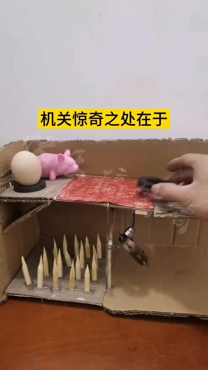 据说这是古人留下来的防盗墓翻版陷阱。机关惊奇之处在于盗墓贼空手过去不会激发机关，