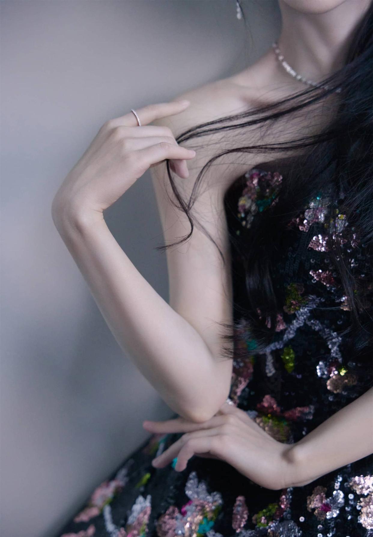鞠婧祎如花海仙子，神秘幽雅，看一眼便沉醉千年！ 