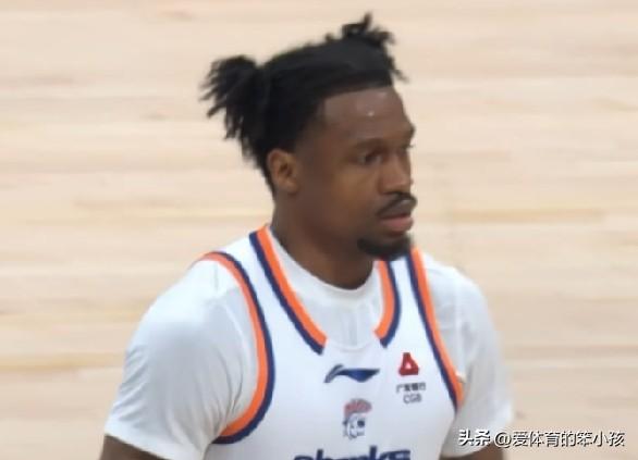 真不知道中场休息阶段上海久事在更衣室经历了什么，因为他们整个上半场完全不在状态，