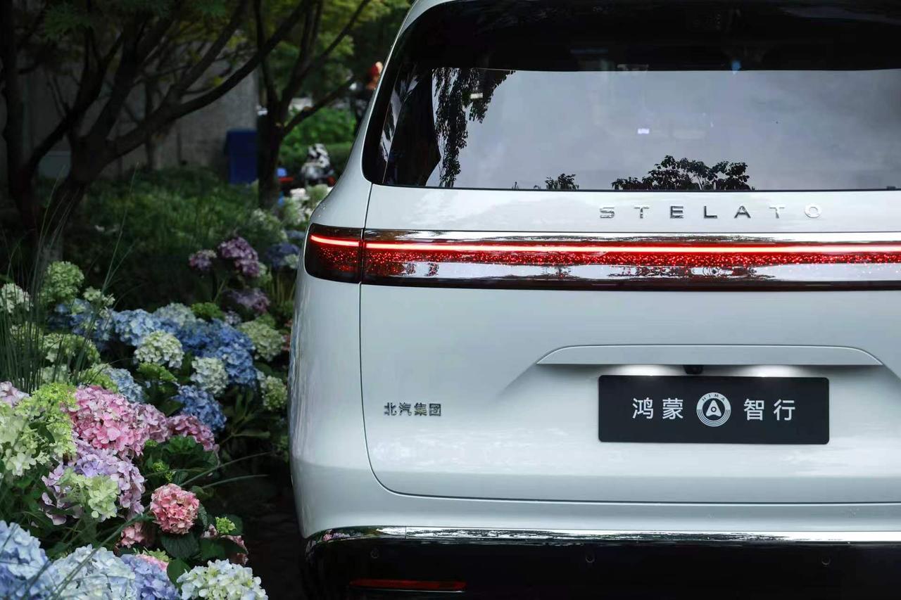 2026可以说是鸿蒙智行的MPV元年，享界V8开启小订之后，不少家庭都专门过来看