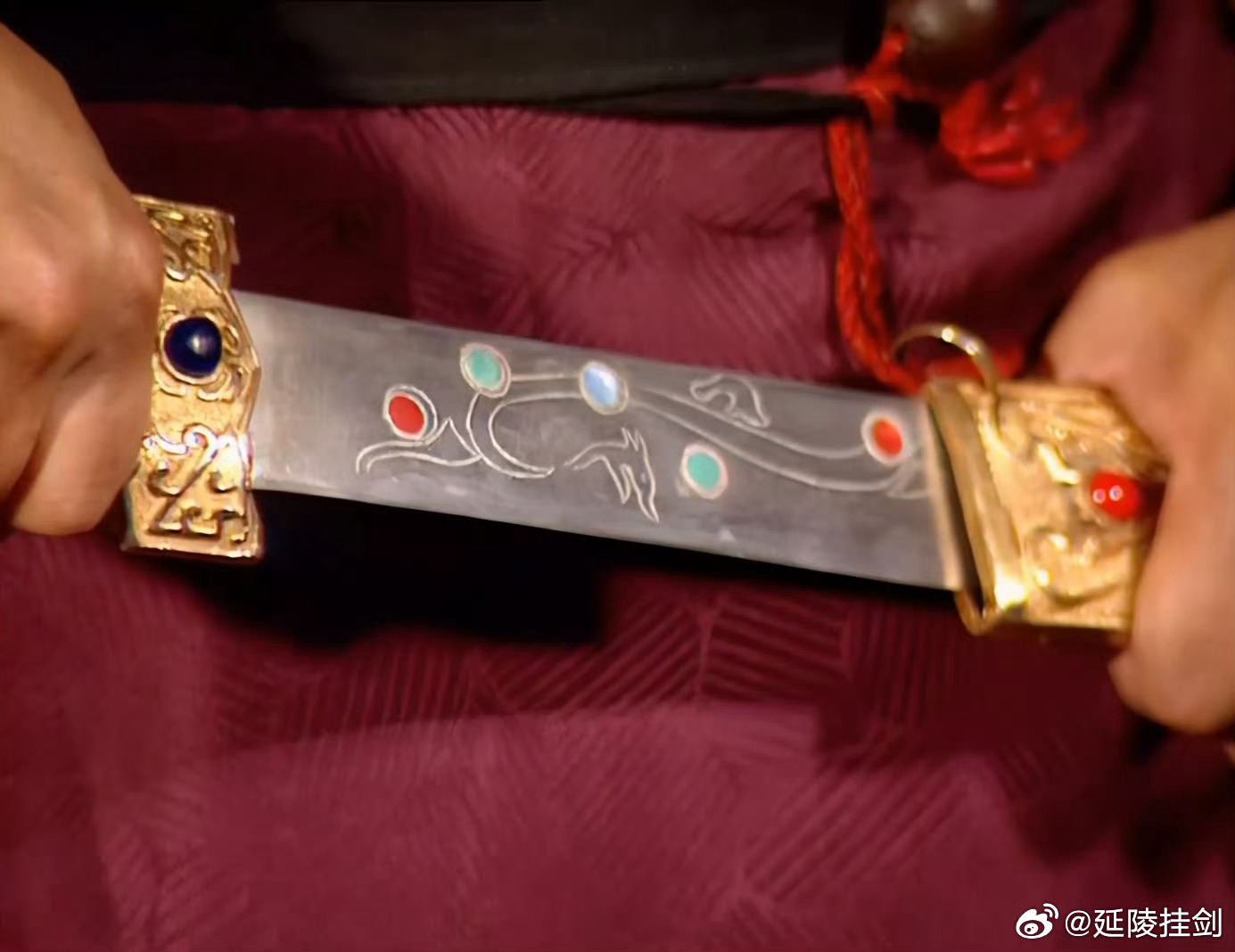 王允家好东西真多：其刀长尺余，七宝嵌饰，极其锋利。 追剧