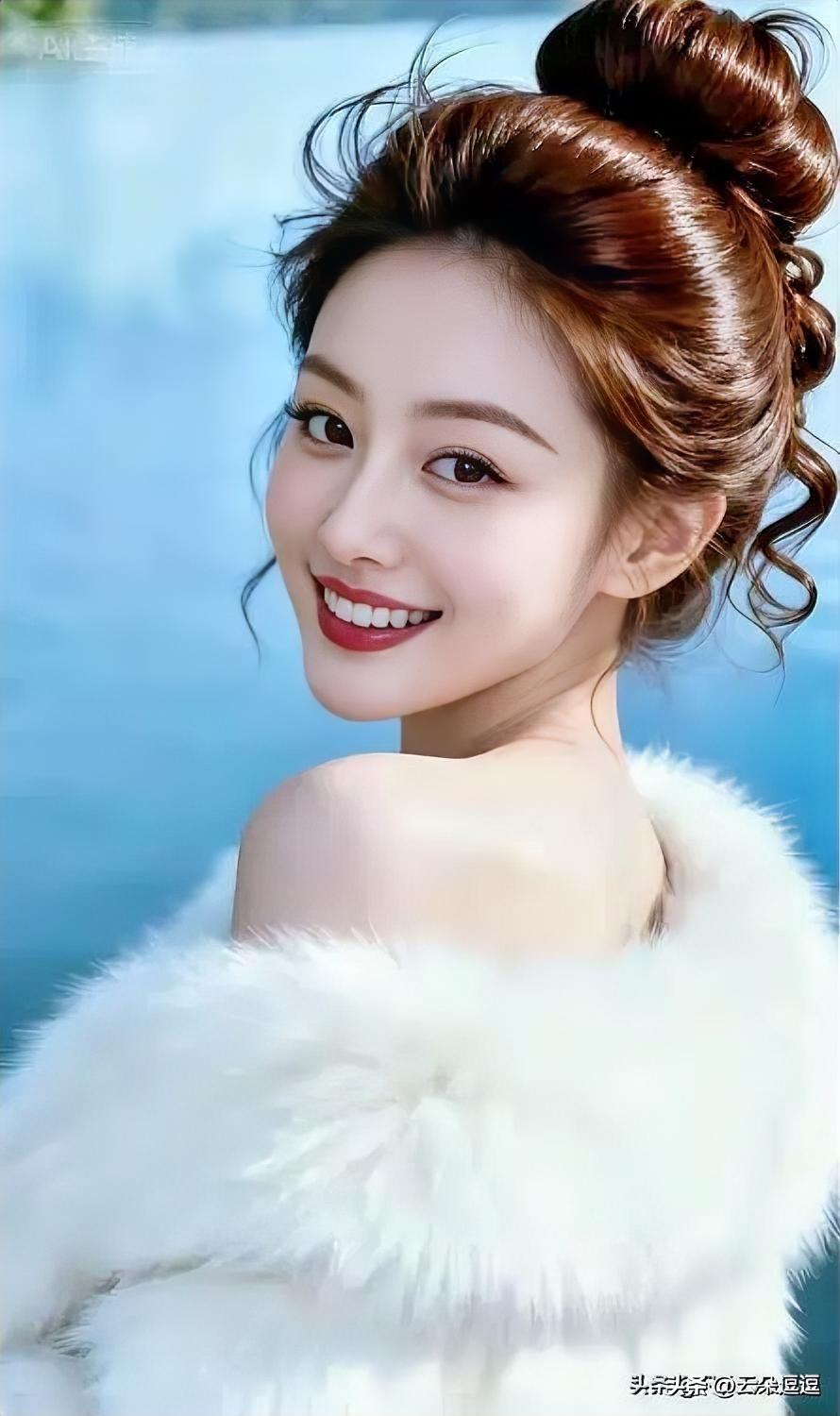 甜美笑容，优雅卷发，白色毛绒外套，冬日里的温暖时光。