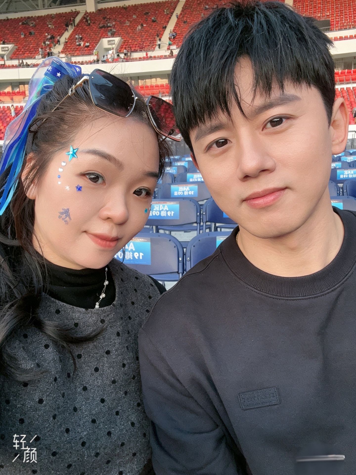 网友说，她说和张杰合影了，一开始我是羡慕了，相信她，直到第3张图…… 