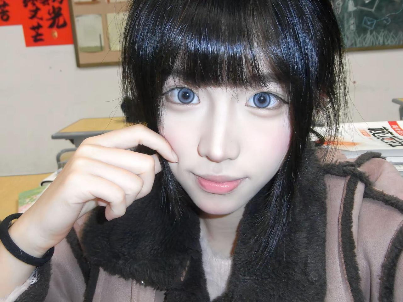 要是我很漂亮，我一定会素颜穿睡衣披着头发和你去散步，可是我不漂亮，我必须画上厚重